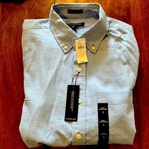 Banana Republic button down shirt. New with tags. Size Small.